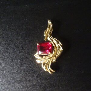 Beautiful Pre-owned Vintage 10k Yellow Gold Ruby Feather Shaped Pendant 7.53g